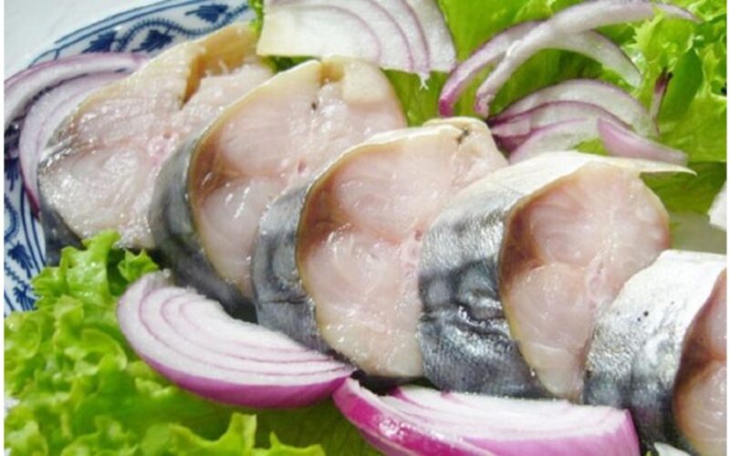 aštriai marinuota naminė skumbrė