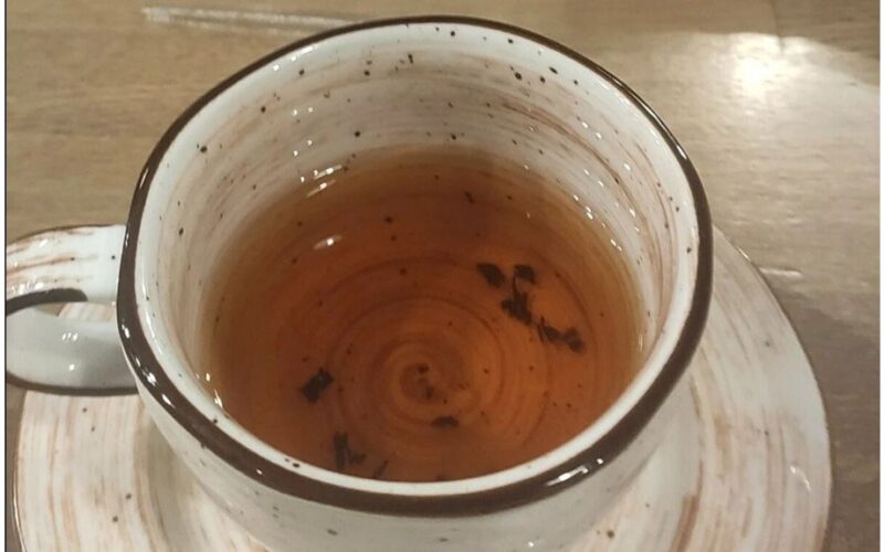 arbatos dėmės nyksta be pastangų