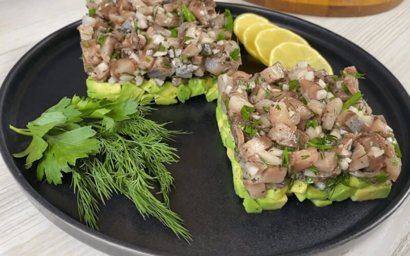 dviejų ingredientų dingstanti salotų puošmena