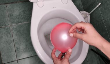 moteris įstumia balioną į tualetą