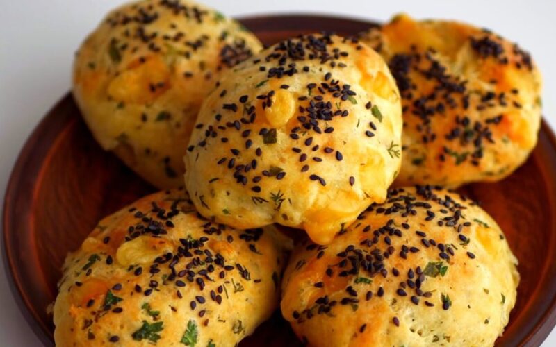 sūriuotos žolelių bandelės pradžiugina vyrą