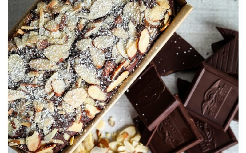 šokoladinis pyragas su migdolų griežinėliais