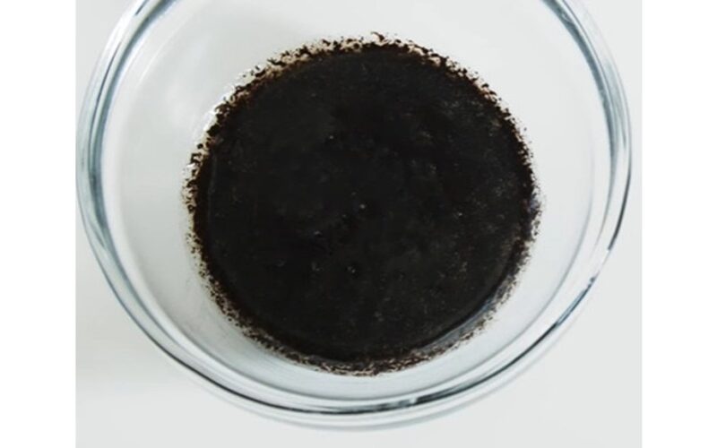 kavos tirščiai lūpų šveitiklis