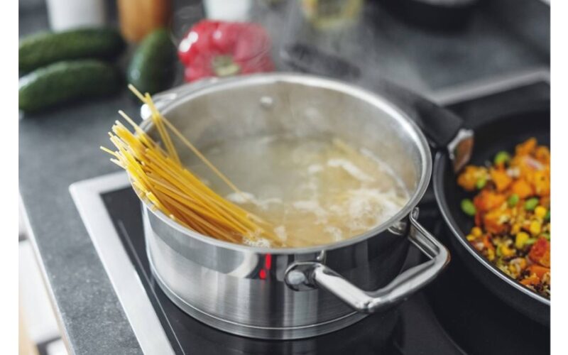 nepilk makaronų į kiaurasamtį