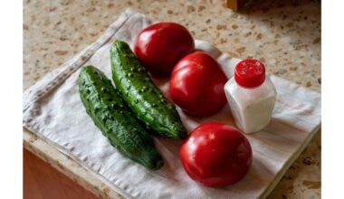 dvigubina pomidorus ir agurkus