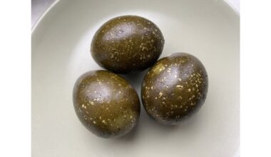 marginti kiaušiniai ant planterio žalumos