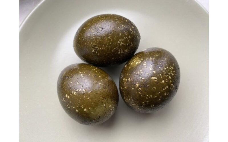 marginti kiaušiniai ant planterio žalumos