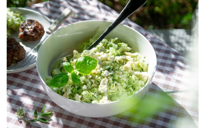 šviežių kopūstų salotos su mėlynu sūriu