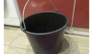 sodininkystė pernaudoja prakiurusį kibirą