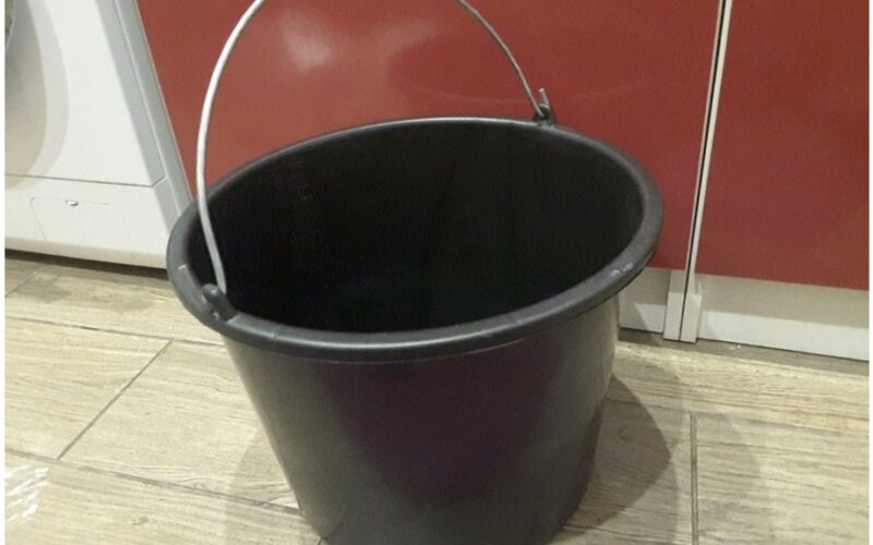 sodininkystė pernaudoja prakiurusį kibirą