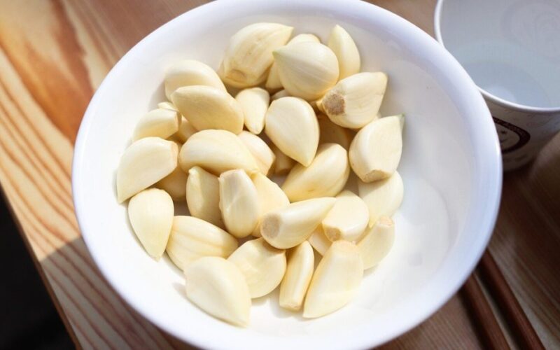 česnaku mirkytas laistymo ąsotis triukas