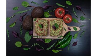 namų gamybos guakamolė su pomidorais