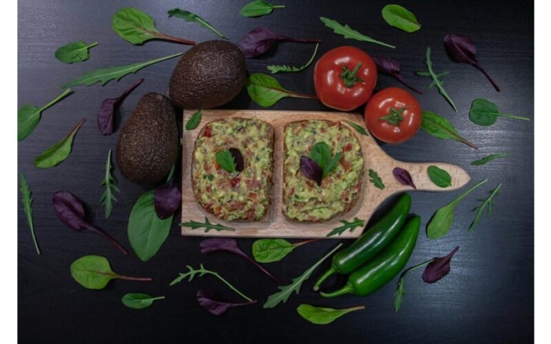 namų gamybos guakamolė su pomidorais