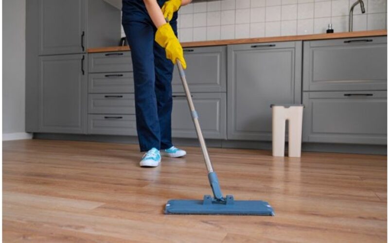 kaip dažnai šluostyti grindis?