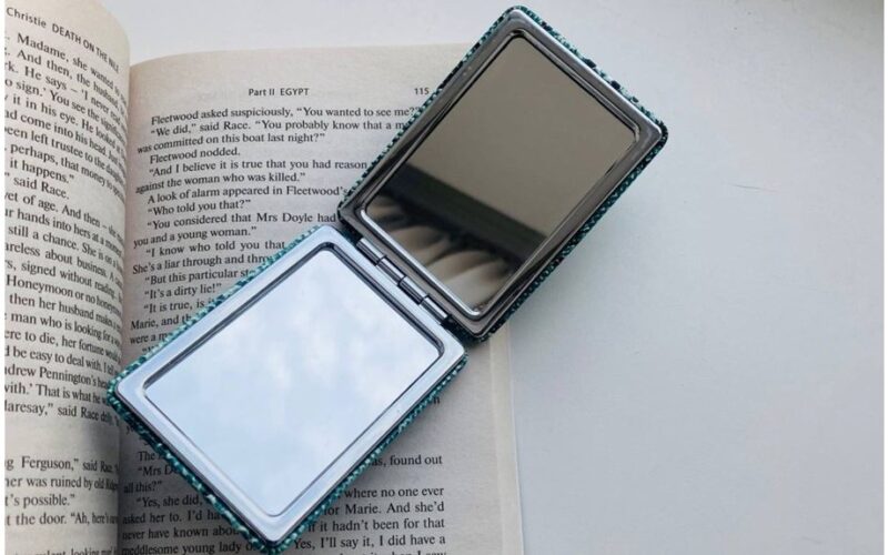 laikyti kišeninį veidrodėlį prietaringai apsaugai