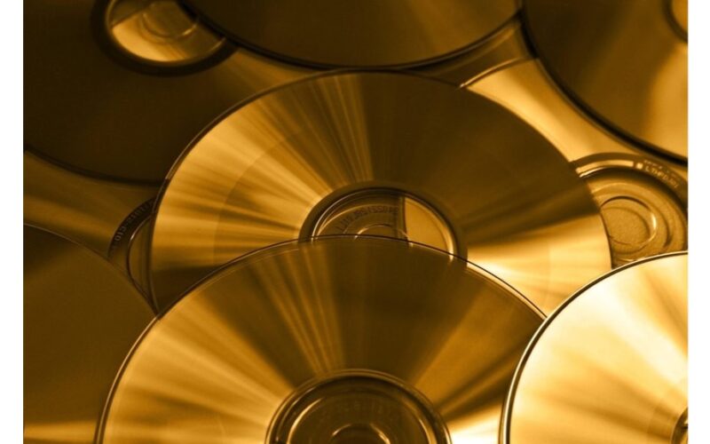 išlaikant 90-ųjų kompaktinius diskus gyvenančius