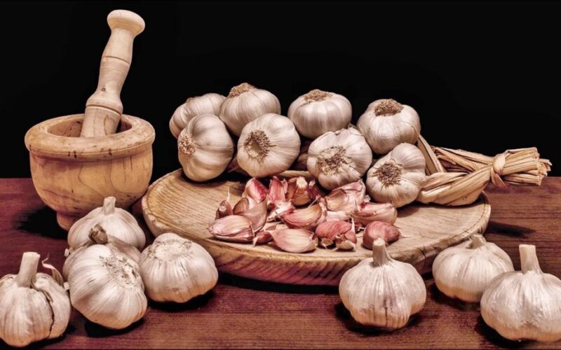 garus česnakas mikrobangų krosnelėje lengvam lupimui