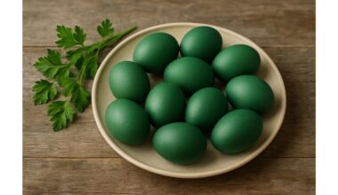 natūraliai žaliomis natūraliai dažytos Velykų kiaušiniai