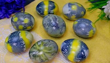 natūralūs hibisko ir ciberžolės Velykų kiaušiniai