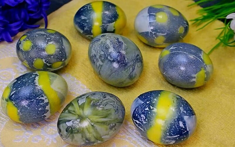 natūralūs hibisko ir ciberžolės Velykų kiaušiniai