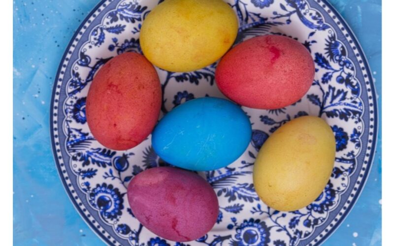 natūralus geltonas mėlynas žalias kiaušiniai