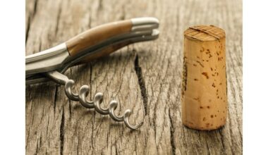 kaimynas agronomas barsto kamštelius