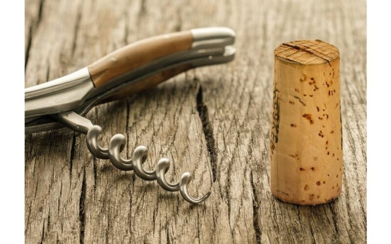 kaimynas agronomas barsto kamštelius