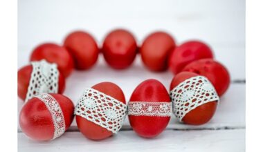 svogūnų žievelių kiaušinių dažymo triukas