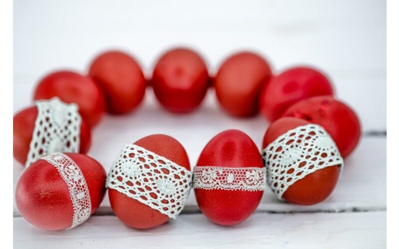 svogūnų žievelių kiaušinių dažymo triukas