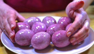 svogūnų lukštai dažo kiaušinius