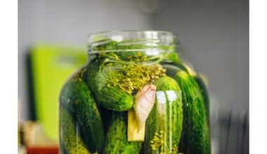 atidaryti stiklainį su karštu vandeniu