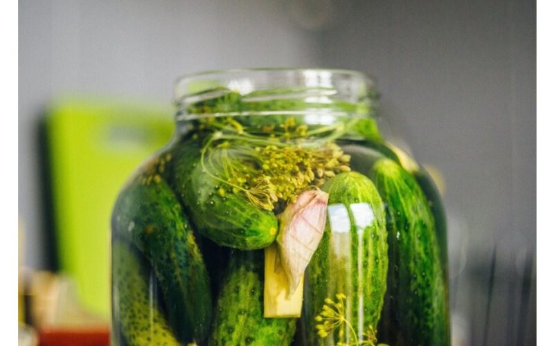 atidaryti stiklainį su karštu vandeniu