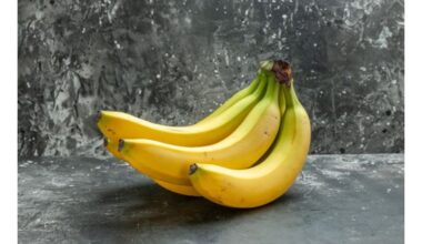 nulupkite prieš valgant bananą