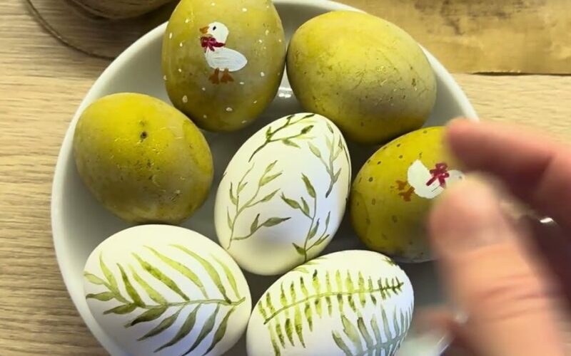 pistacijų spalvos dažyti kiaušiniai
