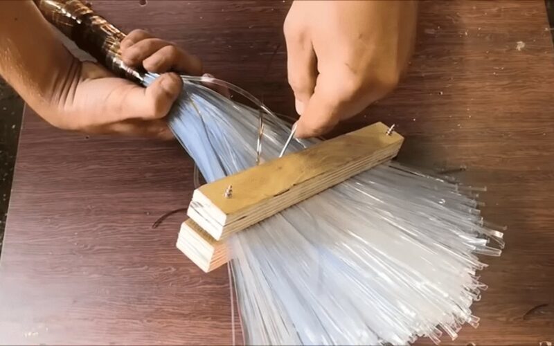 plastikinio butelio juostelė šepetys