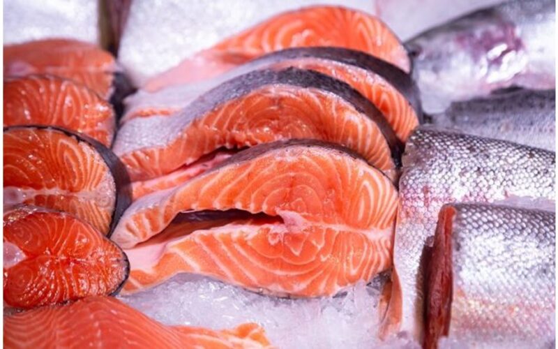 raudona arba dirbtinai nudažyta