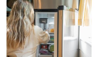 batai ir pėdkelnės šaldytuve