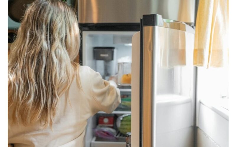 batai ir pėdkelnės šaldytuve