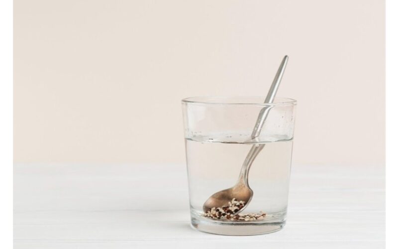 sidabrinė šaukštas dezinfekuoja vandenį