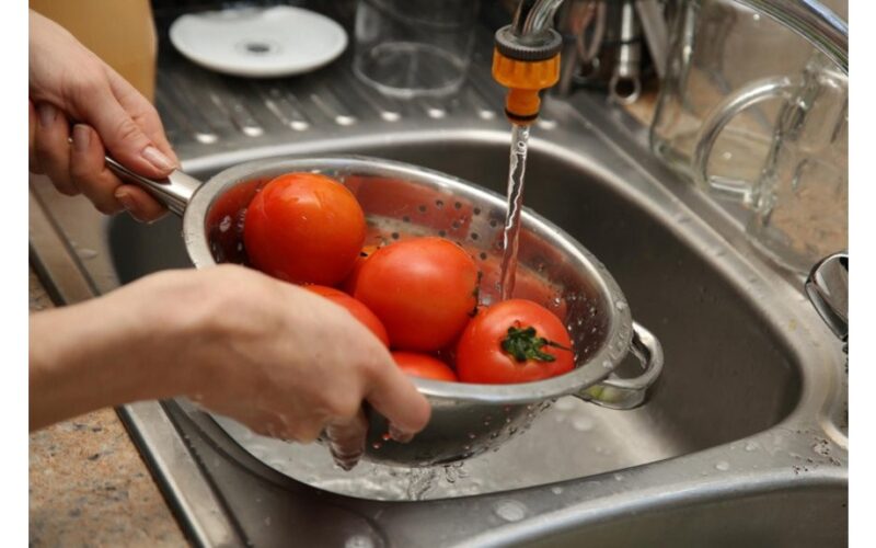 mirkyti pomidorus sūdytame vandenyje