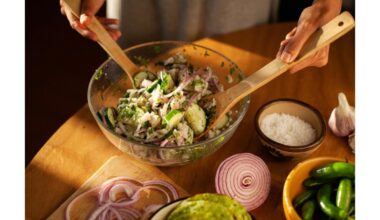 pavasarinė šviežių agurkų žolelių salotos