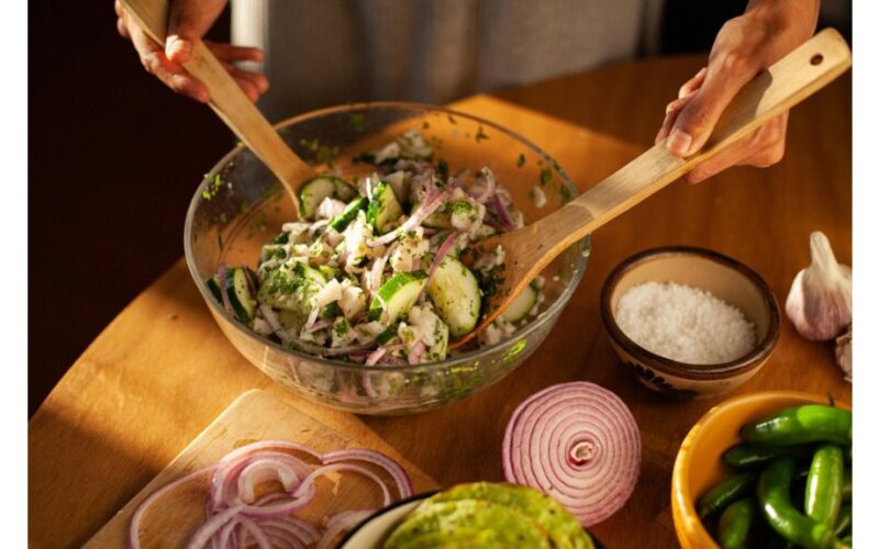 pavasarinė šviežių agurkų žolelių salotos