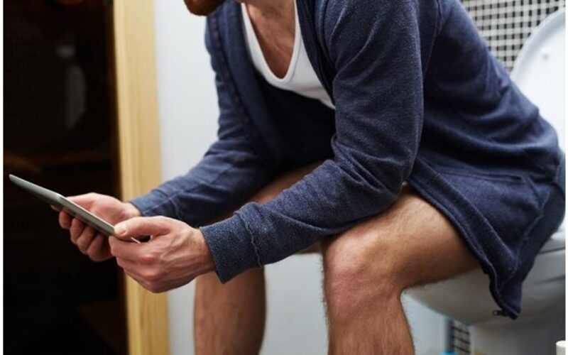 nevažiuokite neštis telefonų į tualetus