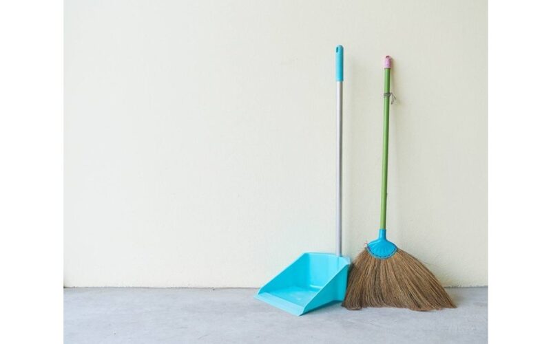 išmetė mėgstamiausią šluotą