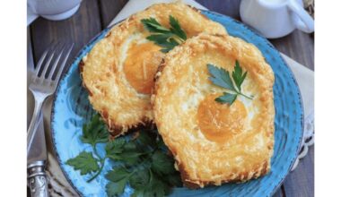 keptas duonos riekutė su kiaušiniu