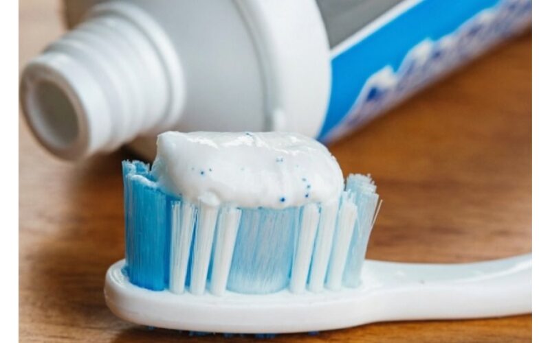 dantų pasta pašalino virtuvės dėmes