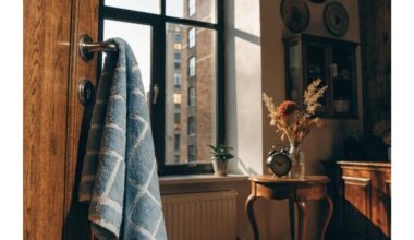 rankšluostis ant durų rankenos