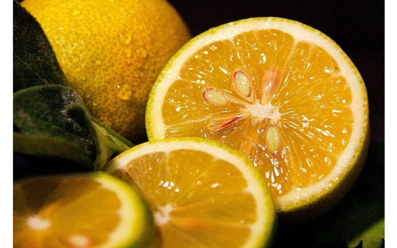 paverskite citrusinių vaisių žieveles auksu