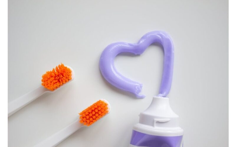 actas ir dantų pasta valiklis