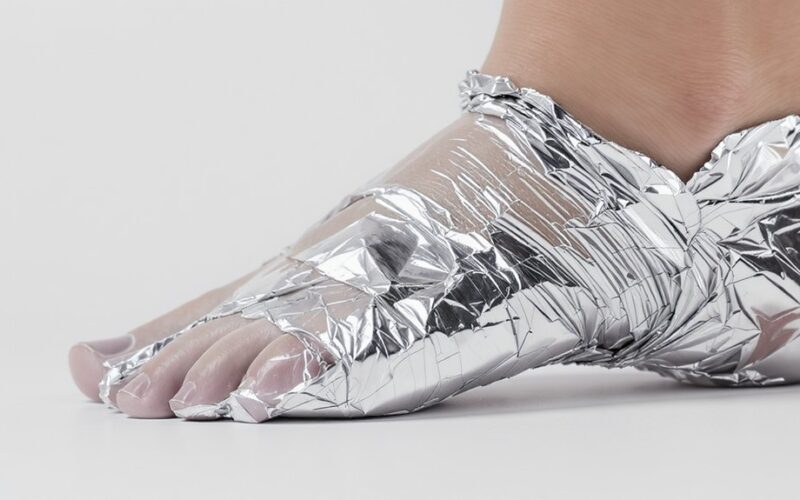 apvyniokite pėdas folija
